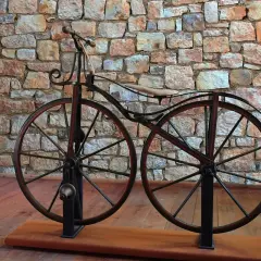 Stary rower, który przypomina o tym, kto wynalazł rower.