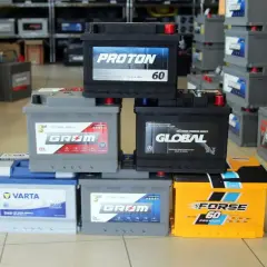 Różne modele akumulatorów samochodowych, w tym Proton, Global, Varta, Grom i Forse. Wybór akumulatora samochodowego jaki jest kluczowy dla sprawnego działania pojazdu.