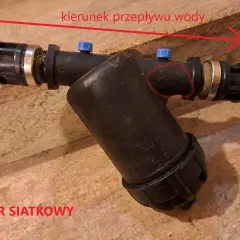 Filtr dyskowy z zaznaczonym kierunkiem przepływu wody. Widoczny symbol "SCREEN" na obudowie.