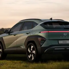 Nowy Hyundai Kona w zielonym kolorze, z charakterystycznym pasem świateł z tyłu. Sprawdź atrakcyjną hyundai kona cena.