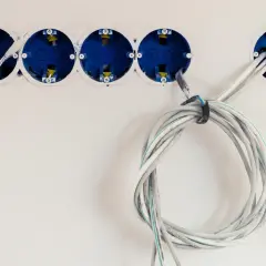 Instalacja elektryczna: podłączenie gniazda 4 przewody. Widoczne puszki instalacyjne i luźne kable.