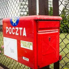 Czerwona skrzynka pocztowa, na której widnieje napis "POCZTA", skrywa tajemnicę korespondencji. Obok znajduje się naklejka "PRZESYŁKI LISTOWE WYJMUJE SIĘ".