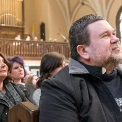 Dlaczego warto chodzić do kościoła? Odkryj ukryte korzyści dla duszy
