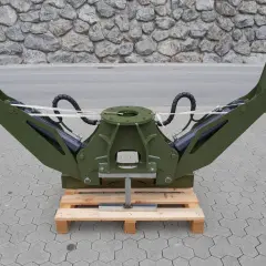 Grüner Forstkran-Greifer mit hydraulischen Armen, bereit für den Einsatz als Forstkran-Abstützung.