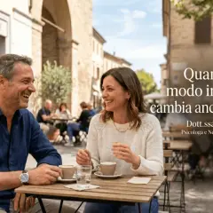 Coppia sorridente al caffè, un esempio di come migliorare l'autostima significato possa trasformare la vita.