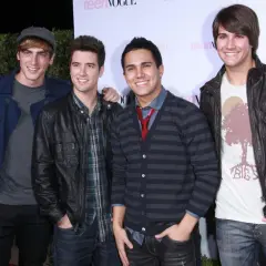 Big Time Rush obsada na czerwonym dywanie. Chłopcy pozują do zdjęć, uśmiechając się do fanów.