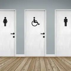 Trois portes blanches avec des pictogrammes : femme, homme et une porte pmr au centre.