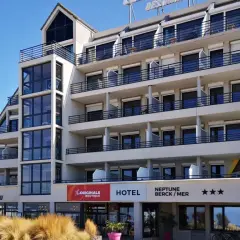 Façade de l'hôtel Neptune à Berck-sur-Mer avec vue sur la mer et accès à la plage.