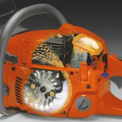 Przekrój piły łańcuchowej Husqvarna 130, ukazujący jej wnętrze i detale techniczne.