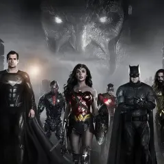 La Justice League, menée par Superman, se dresse face à Darkseid dans ce film dcu. Batman, Wonder Woman, Cyborg, Flash et Aquaman sont prêts au combat.
