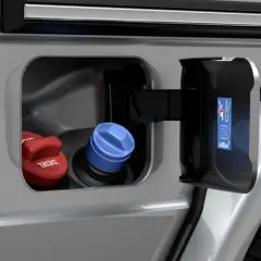 En bil med öppen lucka visar dieselpåfyllning och AdBlue-påfyllning. Hur mycket AdBlue drar en bil beror på körstil.