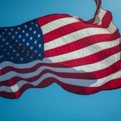 Flaga USA powiewa na wietrze. Czy wiesz, ile gwiazdek ma flaga USA? 50 gwiazdek symbolizuje 50 stanów.