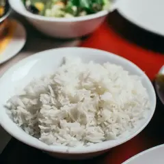 Miseczka białego ryżu, idealnego dodatku do indyjskiego curry. Sprawdź, ile ryż kcal ma Twoja porcja!