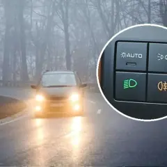 Mglisty dzień, auto na drodze. Widać przyciski do włączania świateł, w tym jak się włącza światła przeciwmgielne (pomarańczowa ikonka).