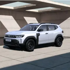 Dacia Duster blanc, prêt pour l'aventure. Vérifiez la pression pneu Duster pour une conduite optimale.