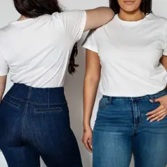 Dwie kobiety w białych T-shirtach i dżinsach. Jedna z nich ma podkreślone szerokie biodra.