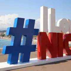 #LoveNice, największe miasto na Lazurowym Wybrzeżu, z widokiem na plażę i morze.