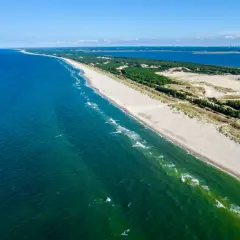 Piękna plaża i morze, idealne na tanie wycieczki weekendowe z Poznania. Długi pas piasku, wydmy i lasy.