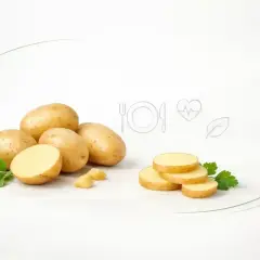Całe i pokrojone ziemniaki z zielonymi liśćmi. Czy ziemniaki są zdrowe? Tak, to pożywne warzywo.