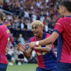 Piłkarze FC Barcelona świętują bramkę. Widać Raphinhę, Ferrana i jednego z młodych zawodników. To ich zwycięskie barcelona ustawienie.