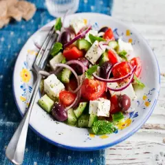 En fräsch fetaost sallad med tomater, gurka, rödlök och oliver, perfekt för en lätt lunch.