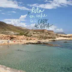 Disfruta de una ruta en coche por el Cabo de Gata, con playas cristalinas y un antiguo fuerte en la costa.
