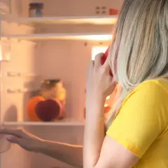 Nieprzyjemny zapach w lodówce: Pozbądź się go raz na zawsze!