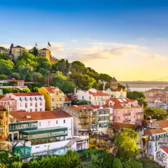 Bunte Häuser und die Burg São Jorge in Lissabon. Entdecken Sie Lissabon Geheimtipps abseits der Touristenpfade.