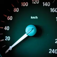 Wskaźnik prędkościomierza pokazuje 40 km/h. Idealna prędkość do aktywacji tempomatu na spokojnej drodze.