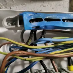 Spalone przewody w kostce elektrycznej. Wygląda, jakby ktoś podłączył wszystko na upalone zero.