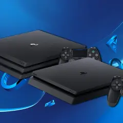 Porównanie PS4 vs PS4 Pro: dwie czarne konsole PlayStation z kontrolerami na niebieskim tle z symbolami PlayStation.