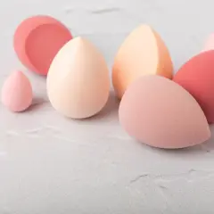 Set di beauty blender in varie tonalità pastello, perfetti per un'applicazione impeccabile del makeup. Scopri come si usa per un finish naturale.