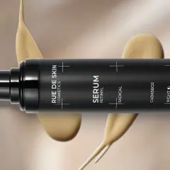 Czarny flakon serum z napisem "SERUM RETINYL". Kremowa konsystencja spływa po opakowaniu. Dowiedz się, retinol co to i jak działa.