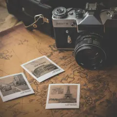 Zenit-E, zdjęcia z podróży i stara mapa – to wszystko przywołuje historię aparatu fotograficznego i wspomnienia z dalekich wypraw.