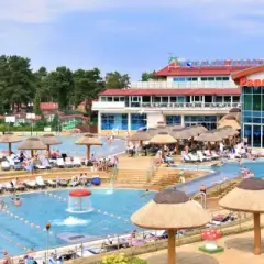 Hotel resort: co to znaczy? Poznaj kluczowe różnice i wybierz idealny