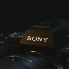 Zbliżenie na czarny aparat Sony z widocznym logo i oznaczeniem modelu.