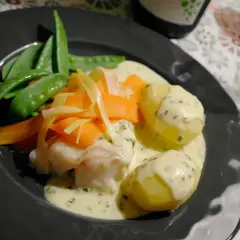 En läcker fiskrätt med potatis, sockerärtor och morötter, dränkt i en krämig sås. Perfekt för att testa ett sandefjordsås recept!