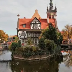 Jesień w Gdańsku, nad Motławą. Zabytkowa kamienica z charakterystyczną architekturą, przypominająca o tym, kiedy powstał Gdańsk.