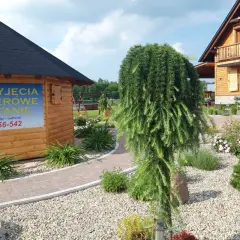 Drewniane domki i altany zapraszają na wypoczynek na łonie natury. Idealne miejsce na camp rest Gacki.