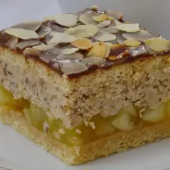 Pyszne ciasto "niebo w gębie" z jabłkami, kremem i migdałami. Idealne na deser.