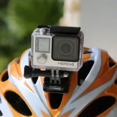 Kamera GoPro Hero4 na kasku rowerowym, gotowa do nagrywania przygód. Podobnie jak insta360 GO 3S, uchwyci każdy moment.