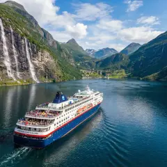 Rejs po fiordach Skandynawii statkiem Norwegian Fjord Explorer. Wspaniałe wodospady i góry tworzą malowniczy krajobraz.