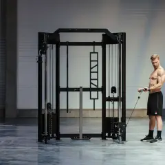 Mężczyzna ćwiczy reverse fly na maszynie typu cable cross.