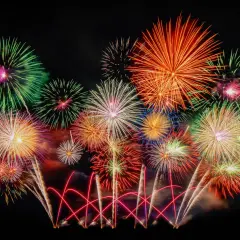 Ein farbenprächtiges Feuerwerk erhellt den Nachthimmel, wie es typisch für Silvester in Deutschland ist.