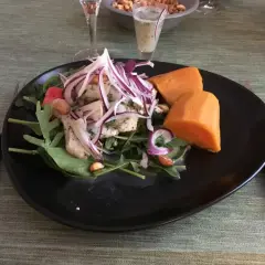 En tallrik med ceviche, sötpotatis och grönsaker. Fisken är marinerad i leche de tigre, en syrlig och smakrik citrusmarinad.