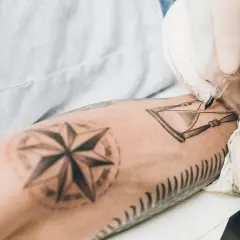 Tatuaż opaska męska: Co oznacza? Symbolika, style i mity
