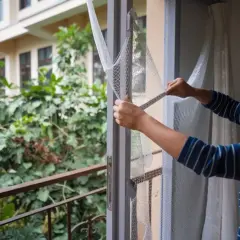 Jak zrobić moskitierę na drzwi balkonowe i uniknąć uciążliwych owadów