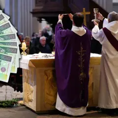 Ile zarabia biskup? Zaskakujące fakty o pensjach w Kościele