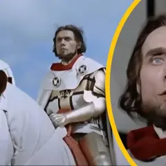 Rycerze w białych płaszczach, gdzie nagrywano Krzyżaków. Zbliżenie na twarz jednego z nich.