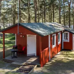 Rött stugboende på en campingplats i Åhus. Perfekt för en avkopplande semester, som många recensioner vittnar om.